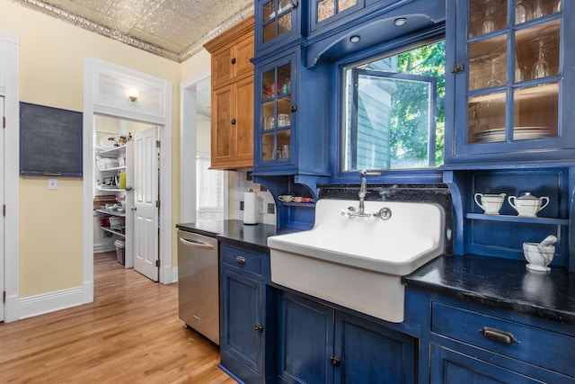 kitchen with blue cabinetry, dark countertops, dishwasher, an ornate ceiling, and light wood-style flooring