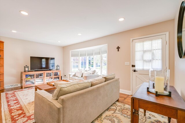 living room featuring visible vents, recessed lighting, and baseboards