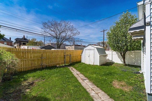 view of yard with an outdoor structure, a fenced backyard, and a storage shed
