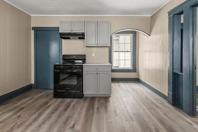 kitchen featuring under cabinet range hood, gray cabinets, baseboards, and black electric range oven