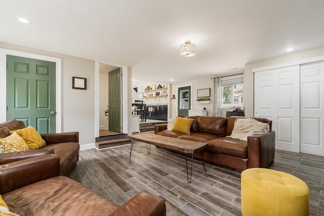 living area with dark wood-type flooring, recessed lighting, and baseboards