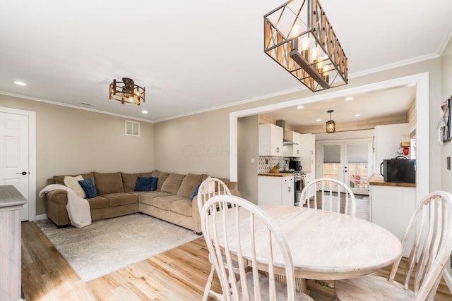 dining room with an inviting chandelier, recessed lighting, visible vents, and light wood-type flooring