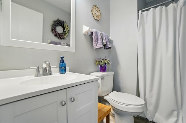 full bath with toilet, a shower with shower curtain, and vanity
