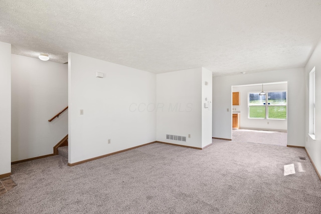 611 Sackman St, Mansfield, OH 44903 - unfurnished room featuring carpet floors, baseboards, a textured ceiling, and visible vents