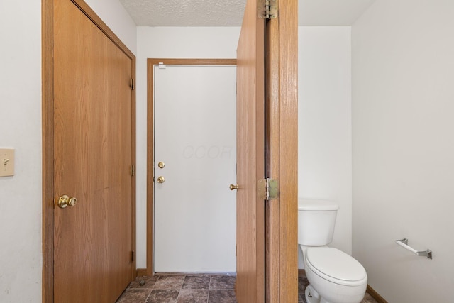 611 Sackman St, Mansfield, OH 44903 - bathroom featuring toilet and baseboards
