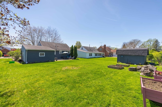 view of yard featuring a storage shed and an outdoor structure