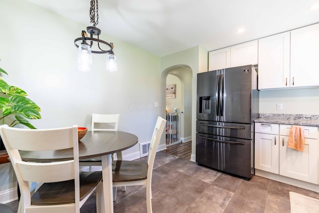 dining space featuring visible vents, arched walkways, baseboards, a chandelier, and recessed lighting