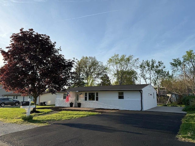 single story home featuring a front yard