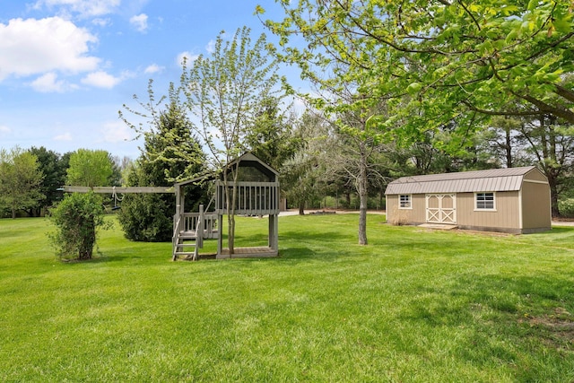 view of yard featuring an outdoor structure and a storage shed