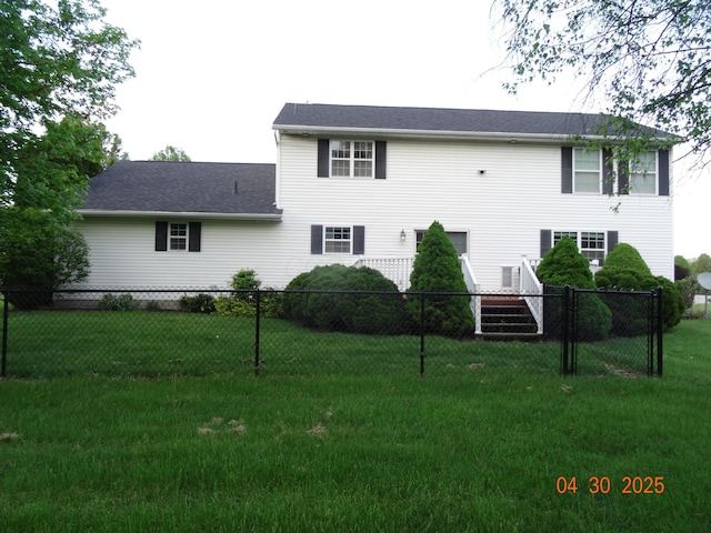 view of front of property featuring a front lawn and fence