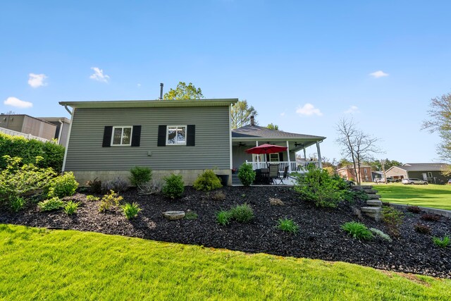 view of front of property featuring a front lawn, ceiling fan, and covered porch