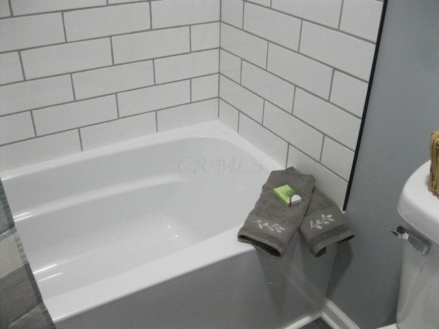 bathroom featuring a bathing tub and baseboards