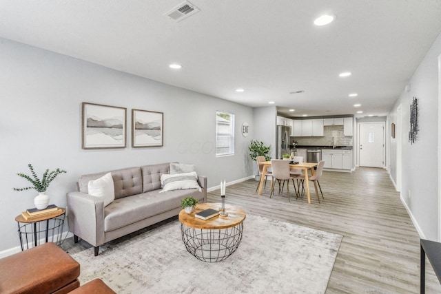 living room featuring visible vents, recessed lighting, and baseboards