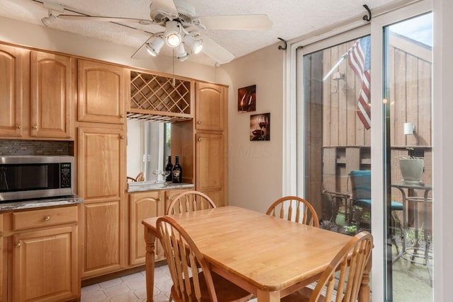 4917 Whistlewood Ln Unit 5, Westerville, OH 43081 - dining area featuring indoor bar, a ceiling fan, and a textured ceiling