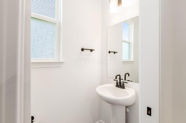 bathroom featuring a sink