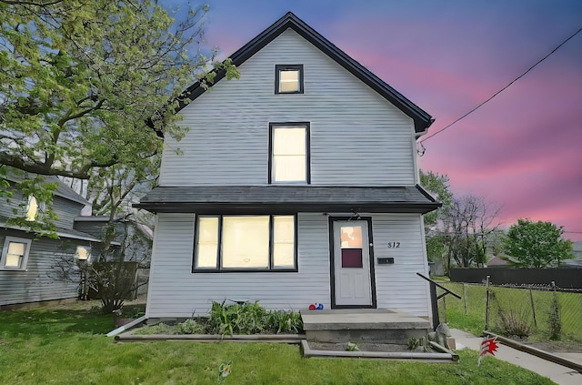 512 Henry St, Marion, OH 43302 - view of front of house with a lawn and fence