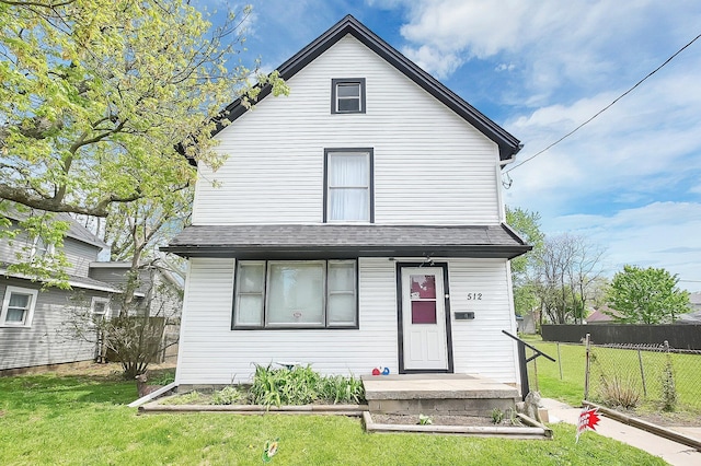 512 Henry St, Marion, OH 43302 - view of front of home with roof with shingles, fence, and a front yard