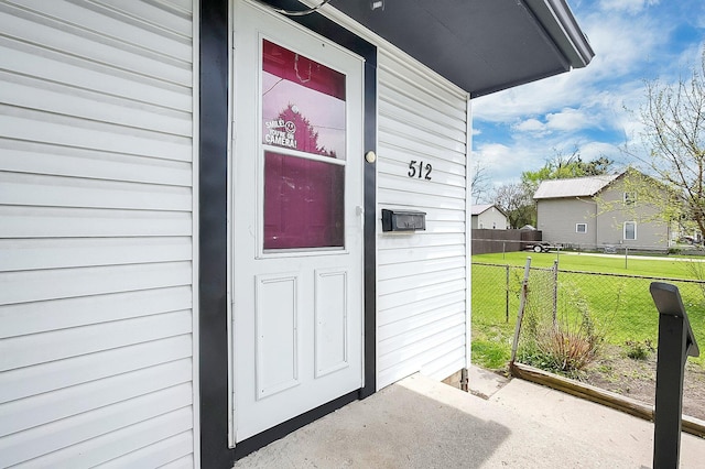 512 Henry St, Marion, OH 43302 - doorway to property featuring a lawn and fence