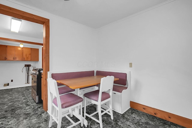 512 Henry St, Marion, OH 43302 - dining area with crown molding and baseboards
