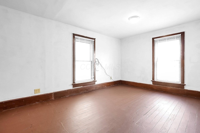 512 Henry St, Marion, OH 43302 - empty room featuring baseboards and hardwood / wood-style flooring
