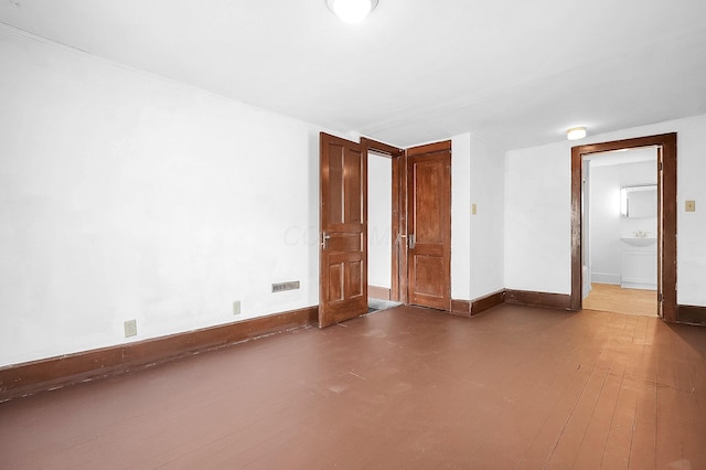 512 Henry St, Marion, OH 43302 - spare room with dark wood-style flooring, baseboards, and a sink