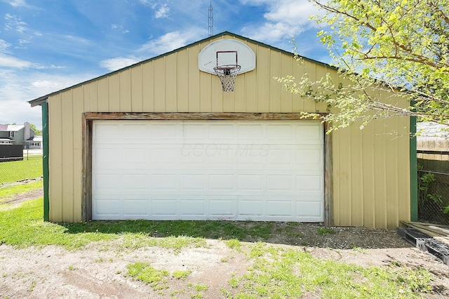 512 Henry St, Marion, OH 43302 - detached garage featuring fence