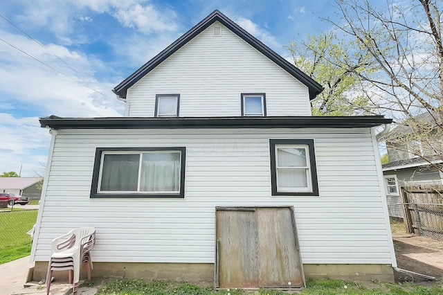 512 Henry St, Marion, OH 43302 - rear view of property with fence