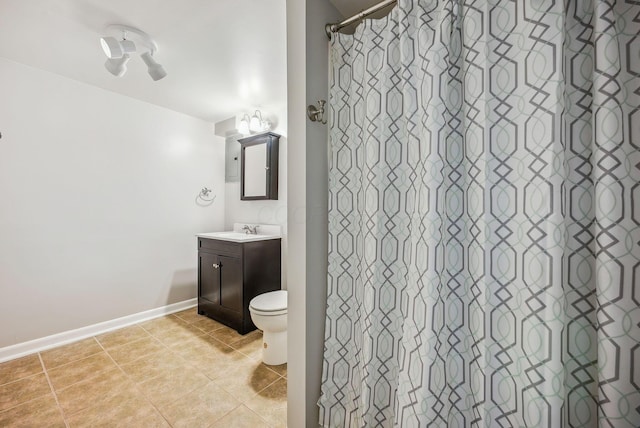 full bath featuring a shower with curtain, tile patterned flooring, vanity, baseboards, and toilet
