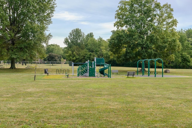 5308 Sharon Ave, Columbus, OH 43214 - community jungle gym with a yard