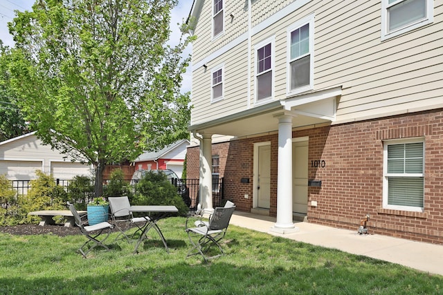 1012 Ewing Aly, Columbus, OH 43201 - view of yard featuring fence