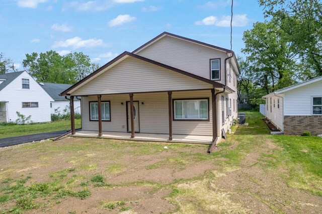 view of front facade featuring covered porch and a front yard