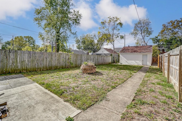 view of yard featuring a fire pit and a fenced backyard