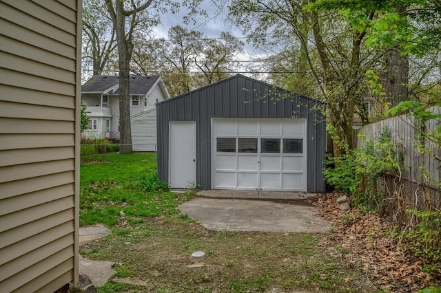 2513 Georgetown Ave, Toledo, OH 43613 - garage with fence