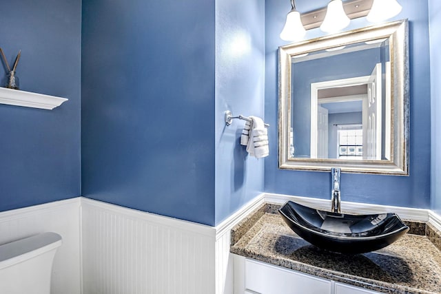 3622 Boathouse Dr, Hilliard, OH 43026 - bathroom with vanity, wainscoting, and toilet