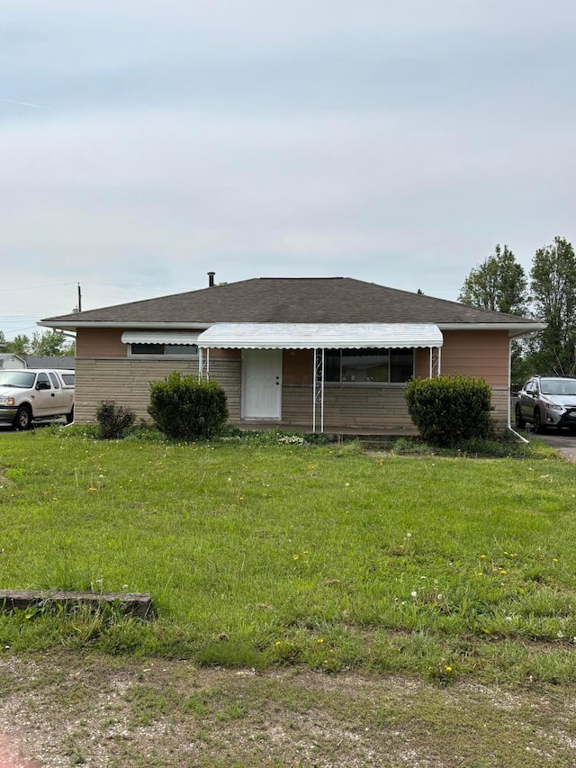 ranch-style house featuring a front lawn