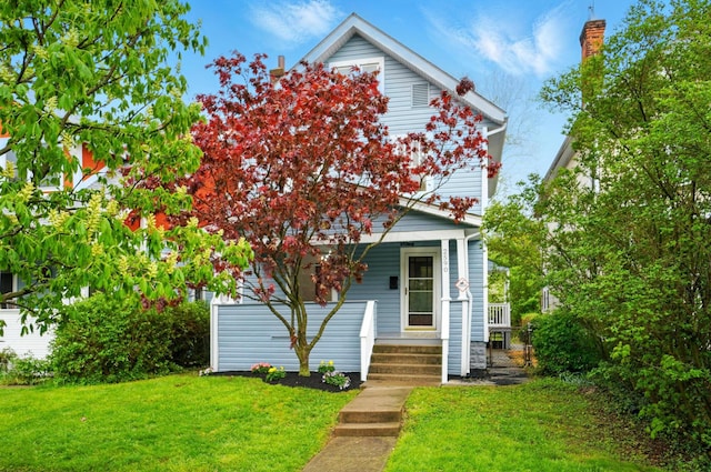 view of front facade featuring covered porch and a front lawn
