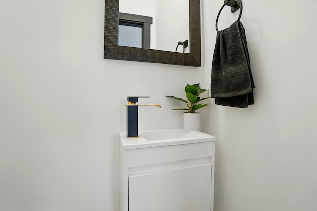 bathroom featuring a sink
