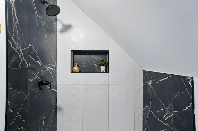 details featuring tiled shower