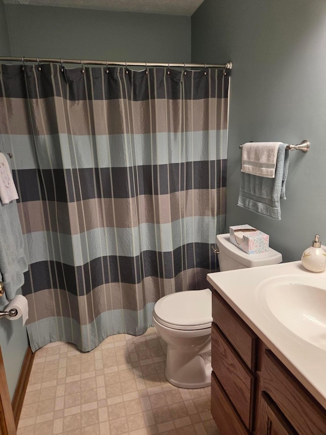 full bath with toilet, vanity, and a shower with curtain