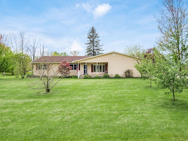 ranch-style home featuring a front lawn