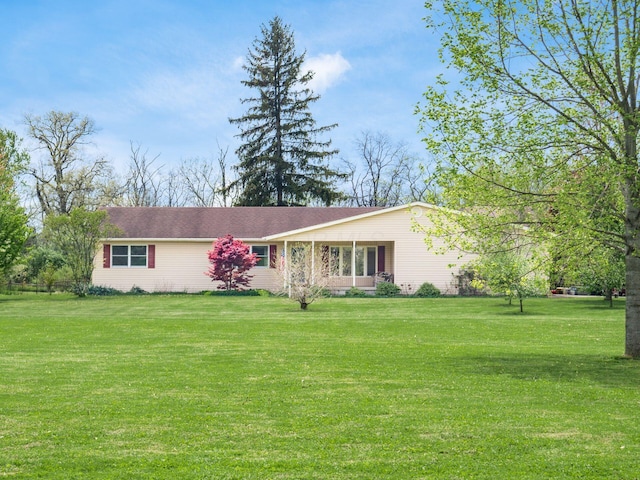 ranch-style house featuring a front lawn