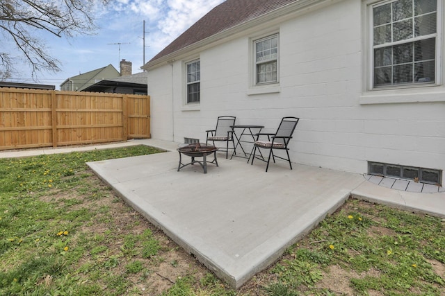 603 S James Rd, Columbus, OH 43213 - view of patio with fence and a fire pit