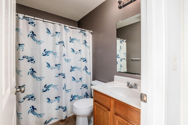 bathroom with toilet, a shower with curtain, and vanity