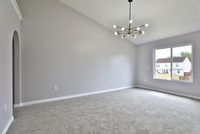 spare room with arched walkways, vaulted ceiling, baseboards, an inviting chandelier, and carpet flooring