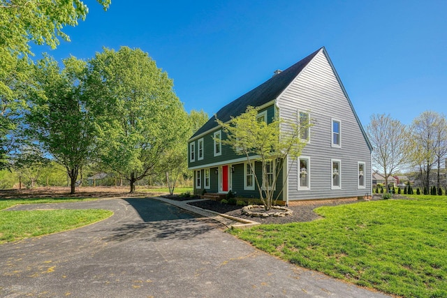 view of front facade with driveway and a front yard