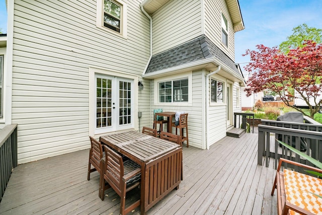 deck with outdoor dining space