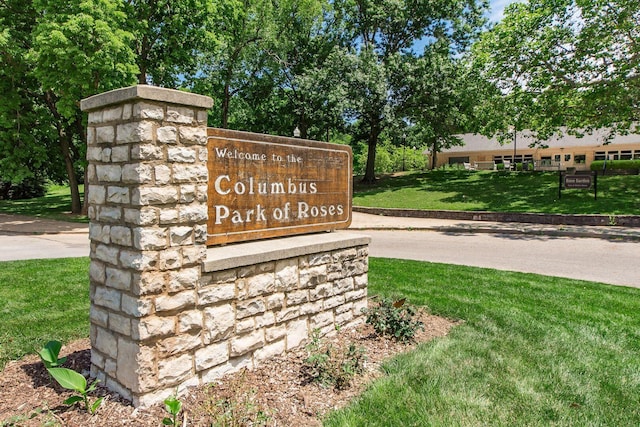 community sign featuring a yard