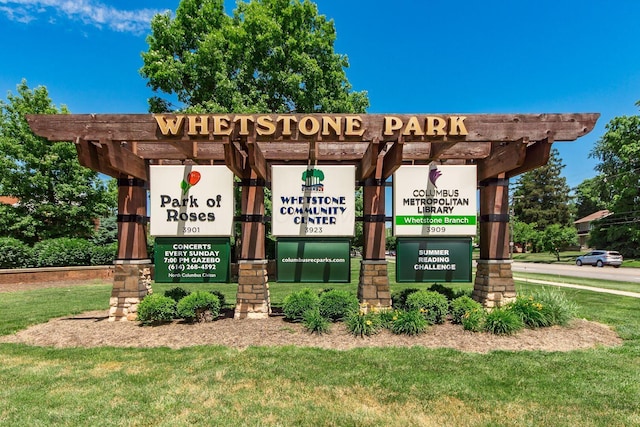 community / neighborhood sign featuring a lawn