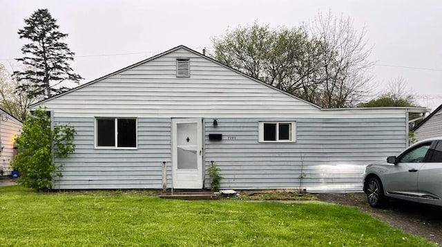 2283 Dawnlight Ave, Columbus, OH 43211 - back of house with a yard