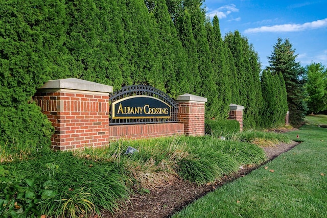 community / neighborhood sign featuring a forest view